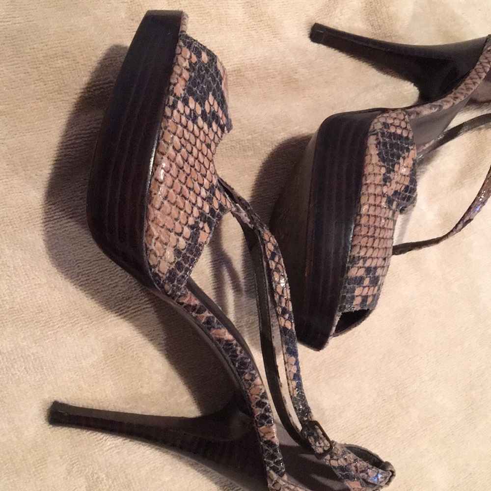 Stuart Weitzman Snake Skin Elegant Open Toe Shoes - image 7